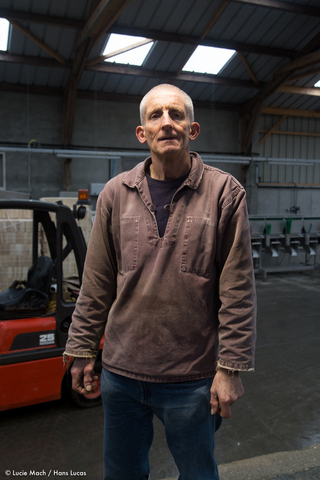 Gérard, 55 ans, travaille en tant qu'ostréiculteur depuis 26 ans à l'entreprise Madelaine.