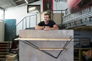 Portrait du designer Alexandre Lamort dans son atelier avec l'étagère TOPAZE I, Caen 2018.