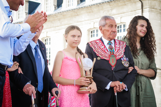 Greta Thunberg reçoit le Prix Liberté,  en présence du vétéran américain Charles Norman Shay, Caen 2019.